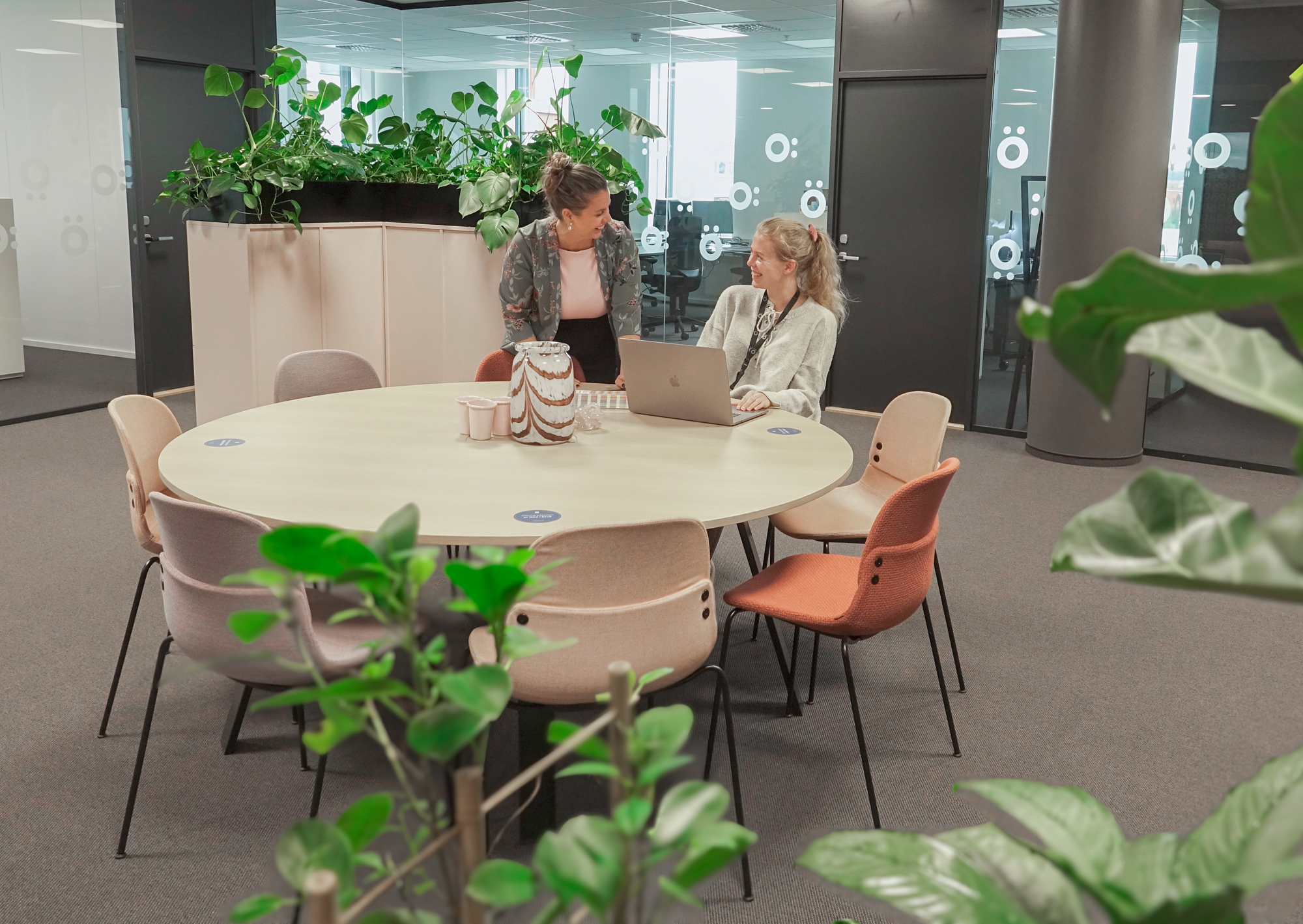 bilde av Stine A og Stine J hos fantastiske osberget i arbeidssituasjon