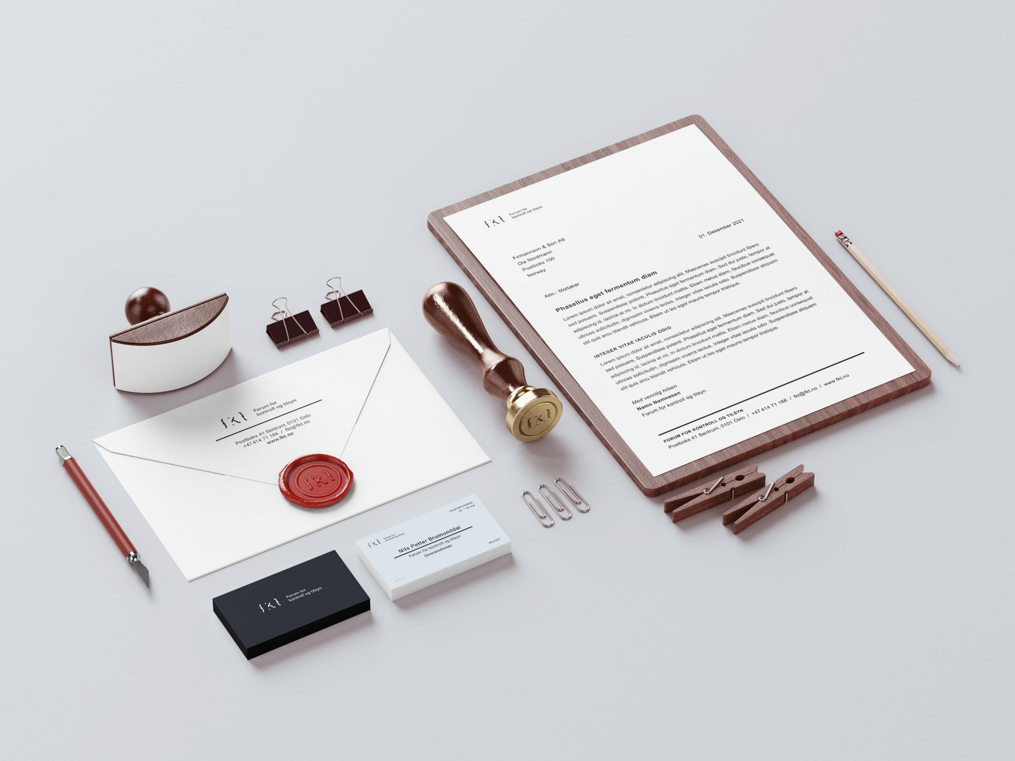 Bilde av ulike skrivesaker med profilering