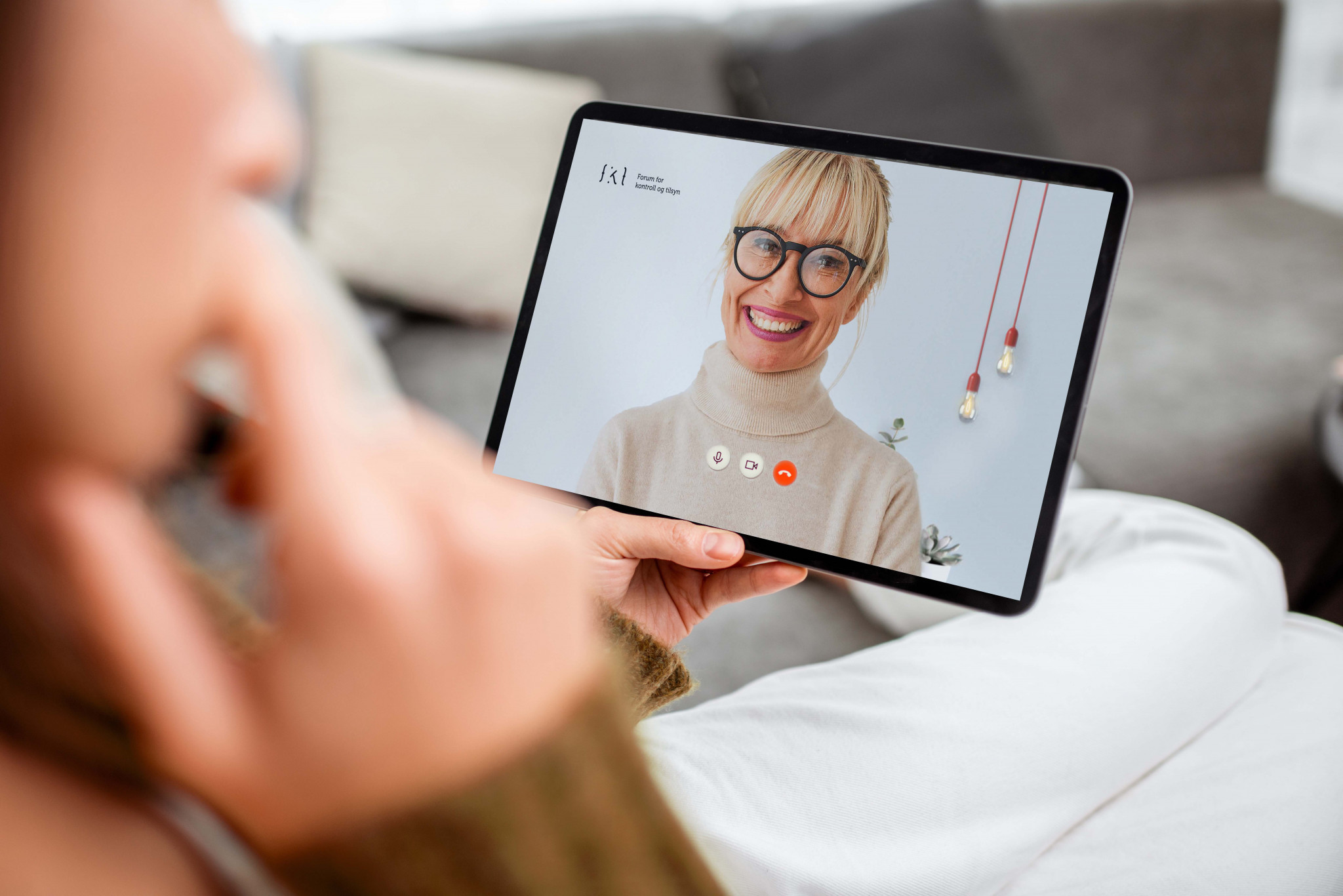 Bilde av teamsbakgrunn i bruk på nettbrett