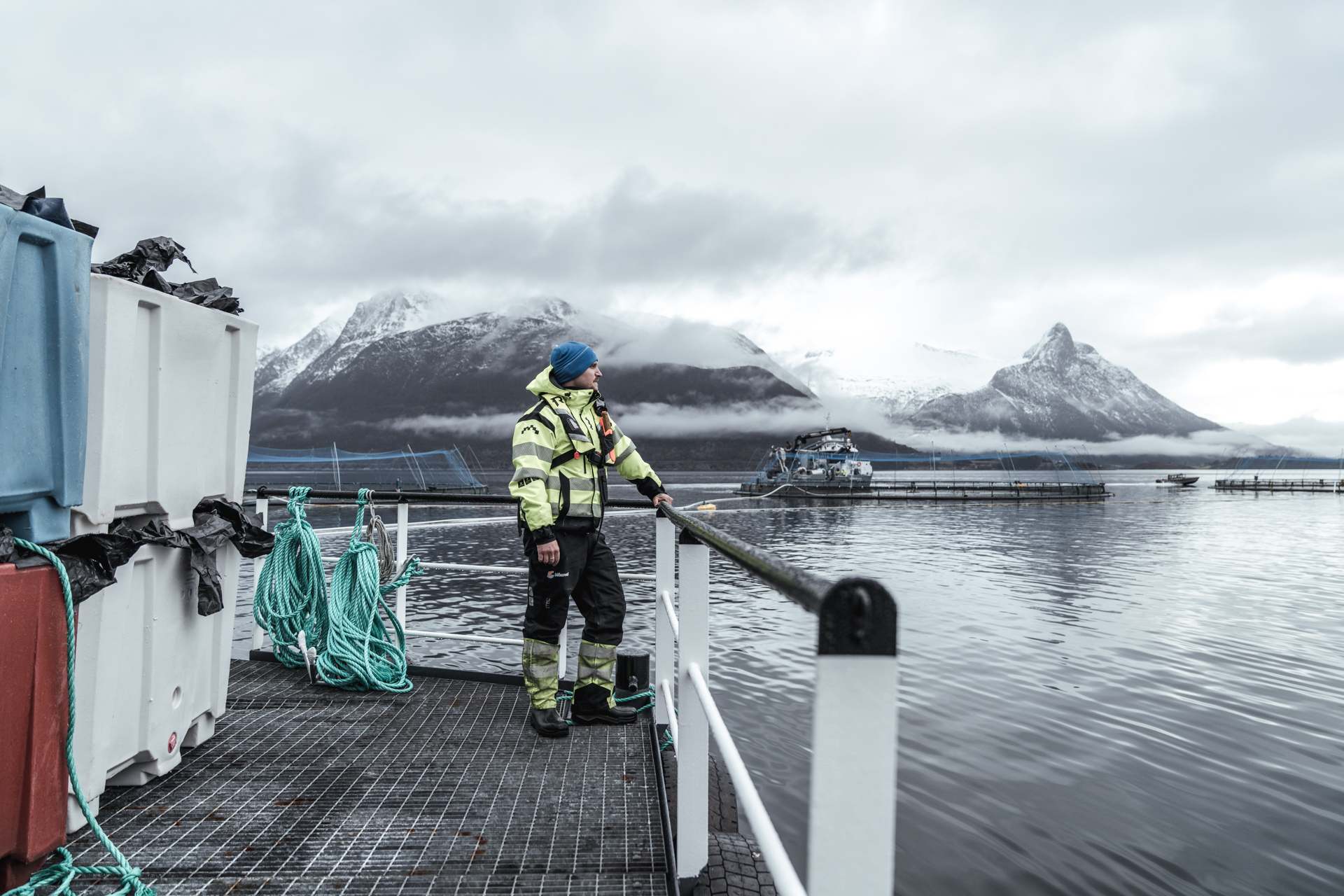 Foto av en arbeider på fiskeoppdrettet