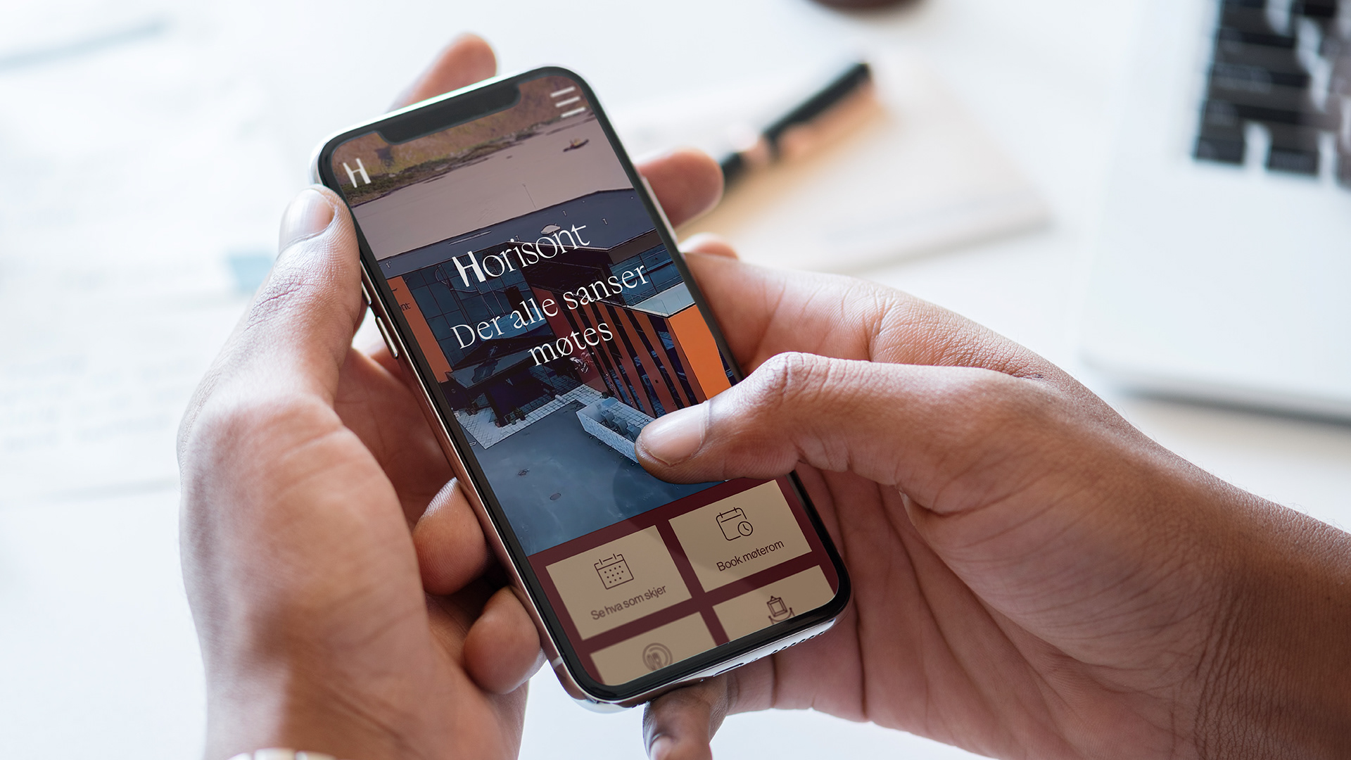 nærbilde av hender som bruker mobil og mobilskjerm som viser nettsiden til Horisont